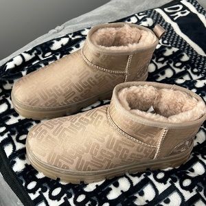 W CLASSIC ULTRA MINI MONOGRAM UGG SIZE 7